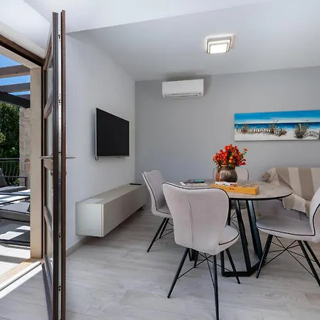 Awesome In With Outdoor Swimming Pool *